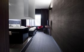 Carbon Hotel  4*